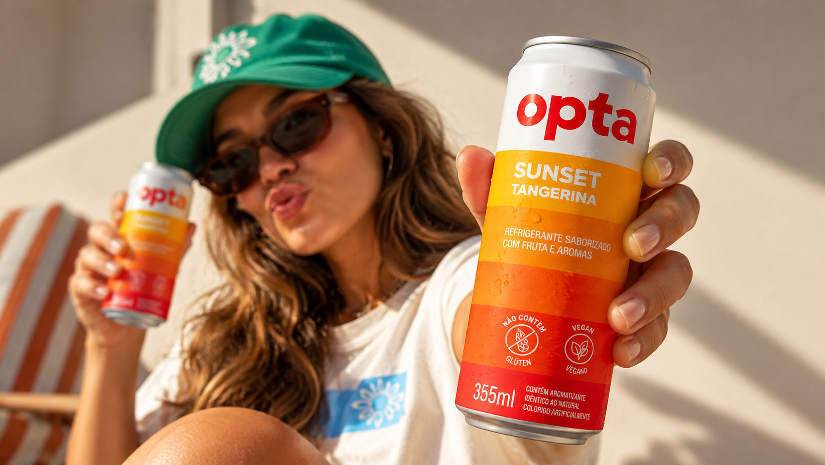 Pessoa apresentando uma lata de Opta Sunset Tangerina