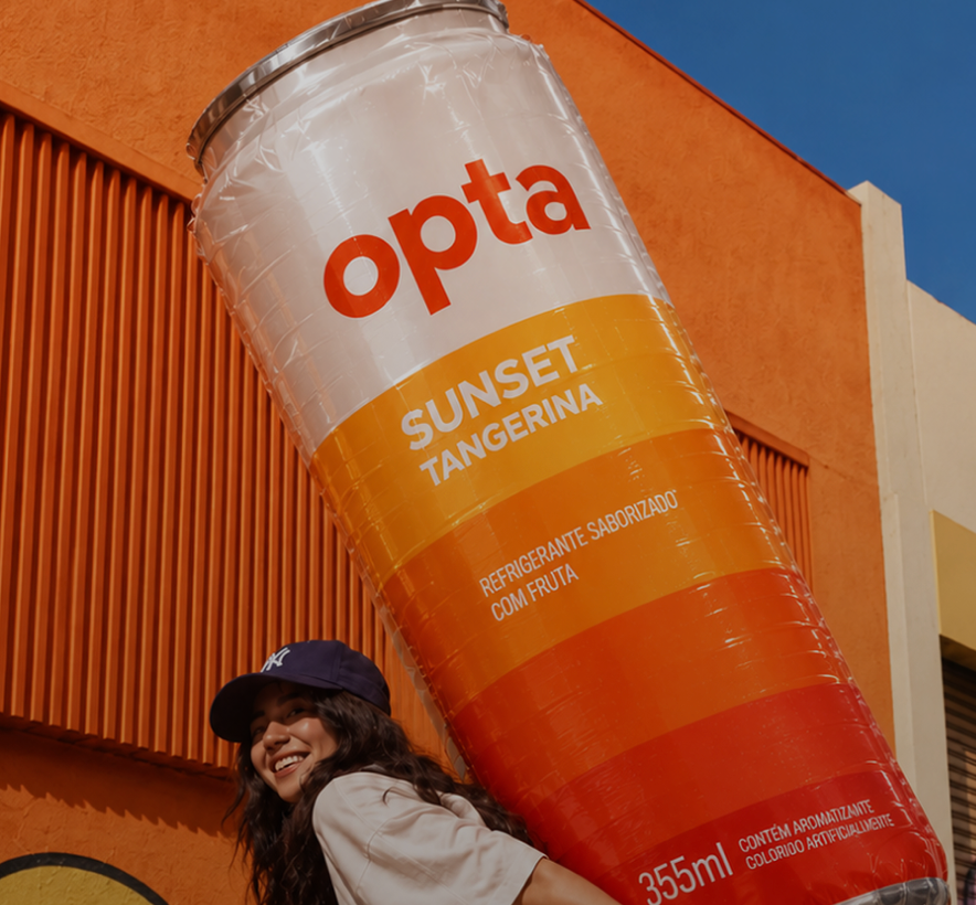 Pessoa carregando uma lata gigante de Opta